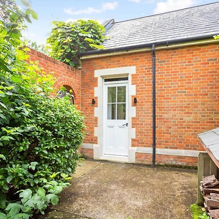 The Annexe - Beautiful Apartment With Garden Close To Heathrow And Windsor Staines-upon-Thames Exterior foto