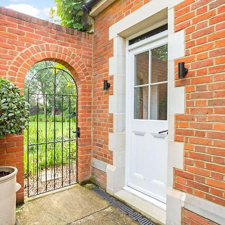 The Annexe - Beautiful Apartment With Garden Close To Heathrow And Windsor Staines-upon-Thames Exterior foto