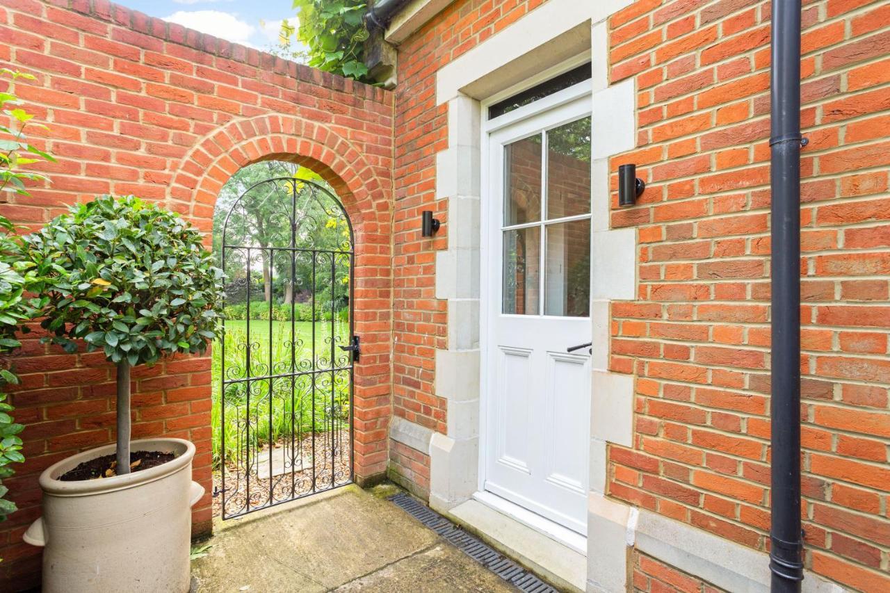 The Annexe - Beautiful Apartment With Garden Close To Heathrow And Windsor Staines-upon-Thames Exterior foto